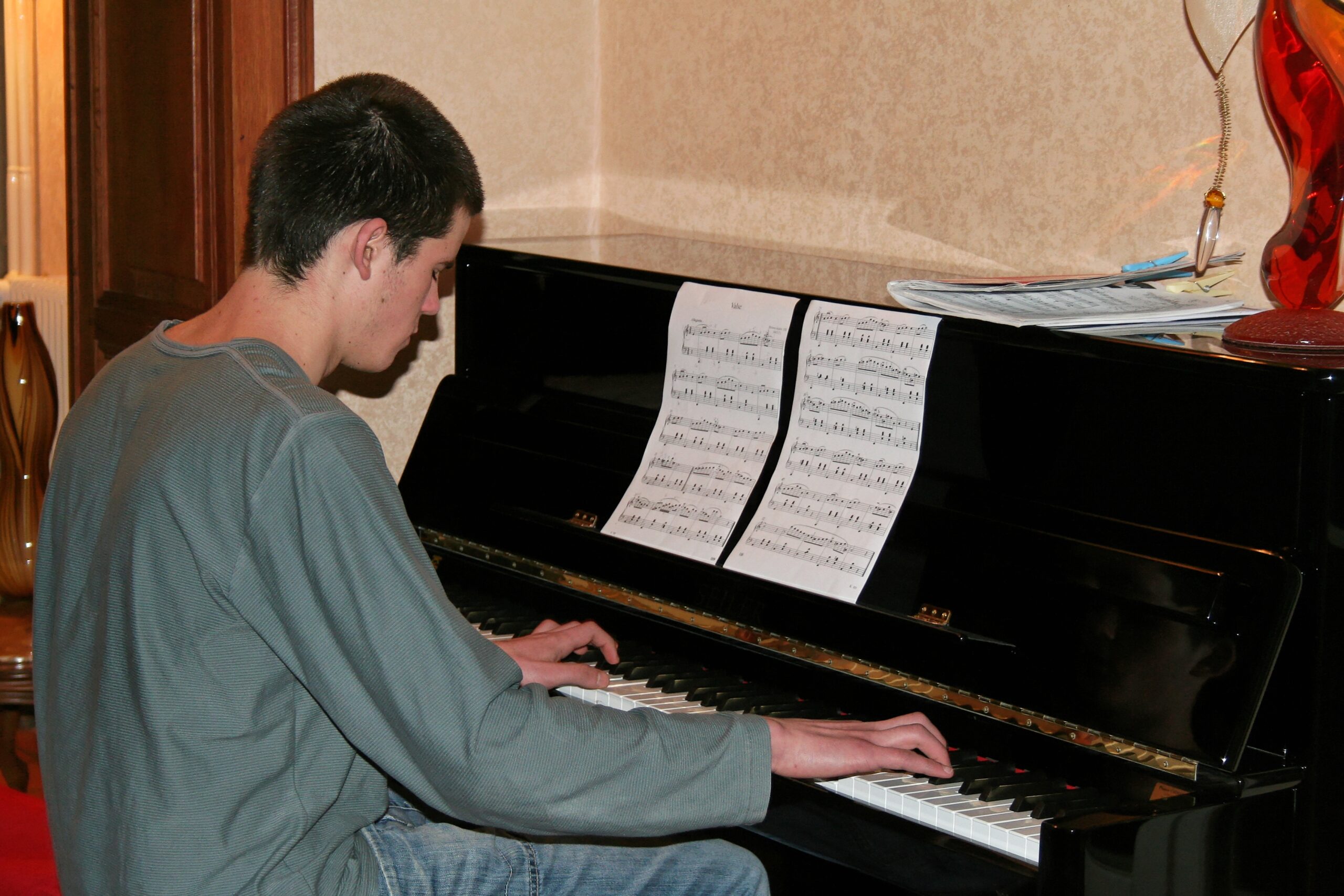 Alexandre jouant une valse de Chopin pendant sa première année de piano alors qu'il n'avait que 15 ans.