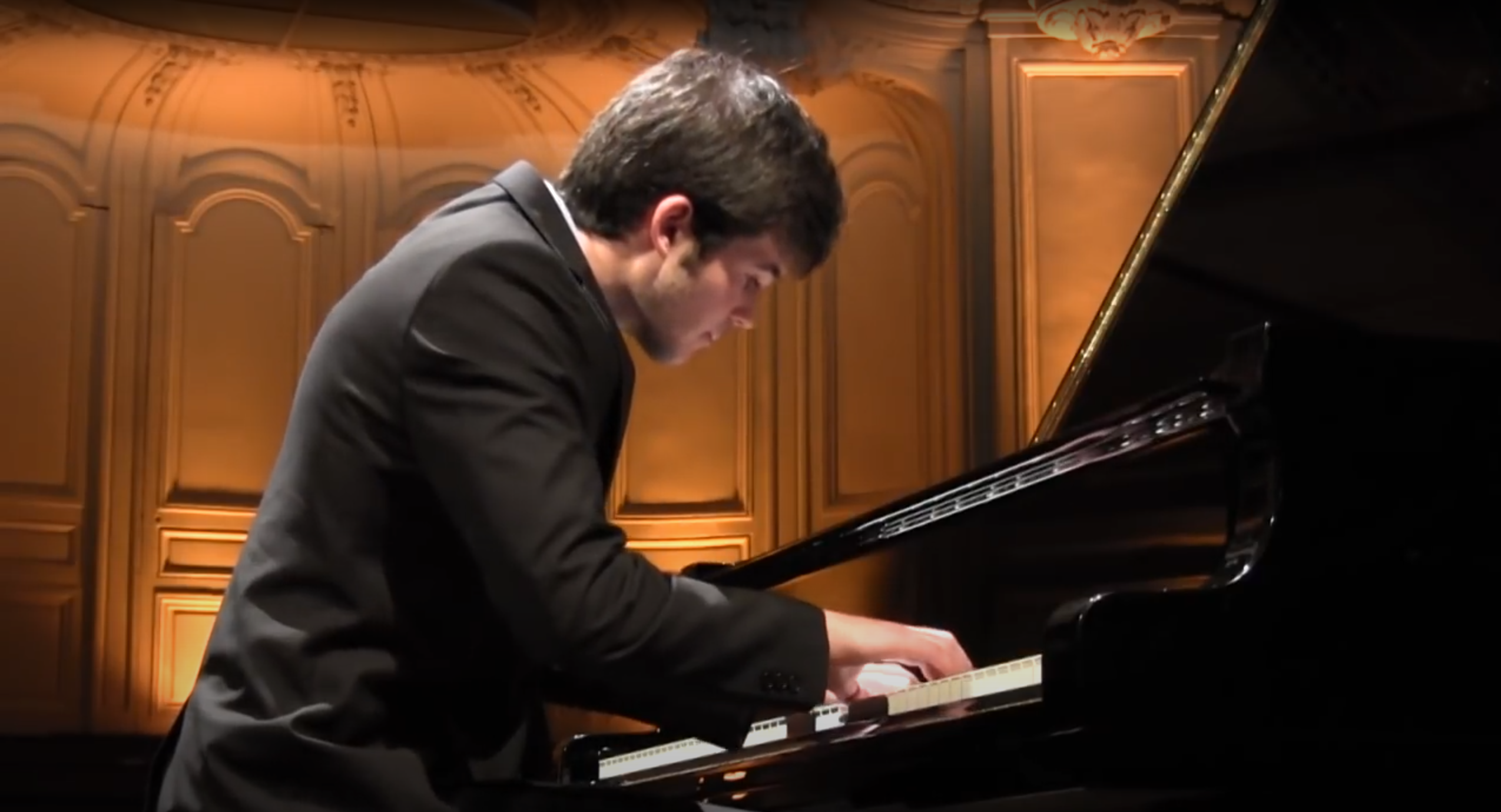 Alexandre qui joue à la salle Gaveau pour la remise des prix du concours Claude Kahn pour lequel il a remporté un premier prix à l'unanimité