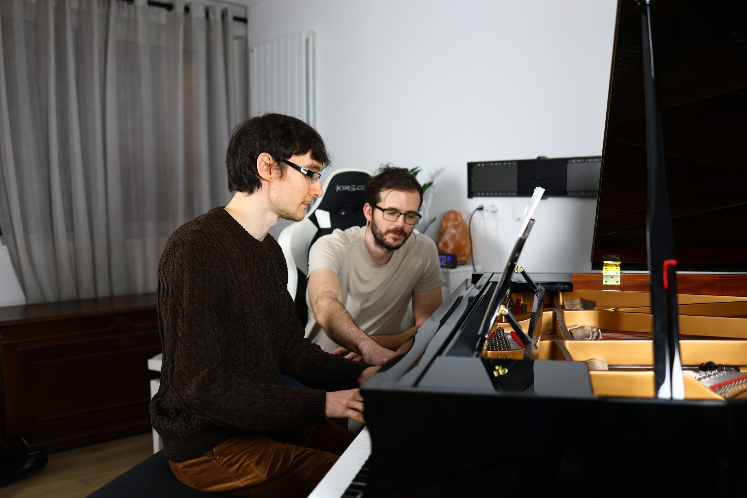 Alexandre et un élève pendant un cours de piano sur le nouveau piano à queue