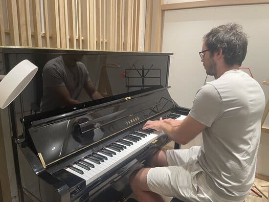 Alexandre profitant du piano depuis qu'il a trouvé sa façon d'apprendre et d'enseigner le piano.