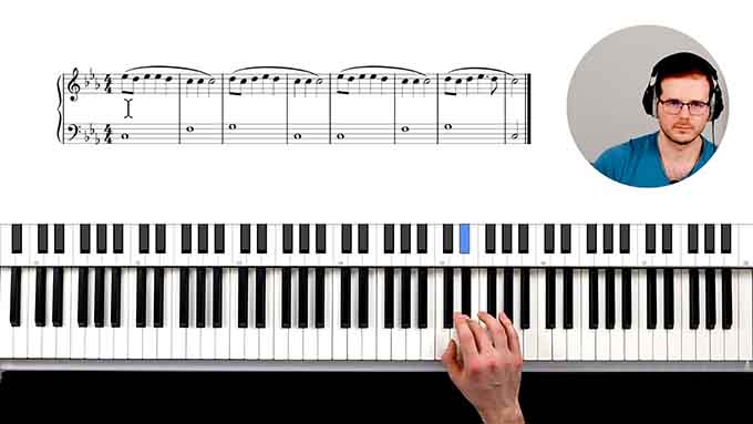 Alexandre expliquant un morceau pour la formation de piano débutant