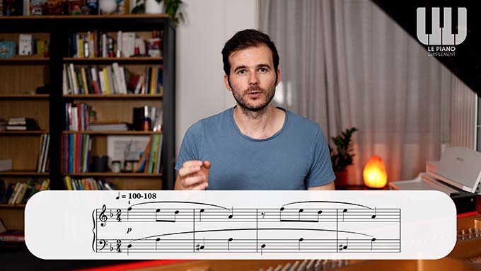Alexandre montrant un morceau dans sa formation vidéo qui accompagne les cours de piano à Nancy