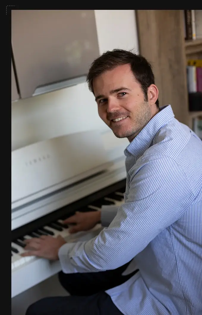 Alexandre en train de jouer au piano