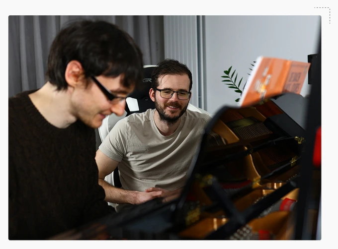 Alexandre donnant un cours de piano à Nancy